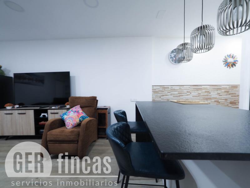 Casa sin vecinos con terraza de 25 m² y garaje para dos coches en Ca n’Aurell · Salón