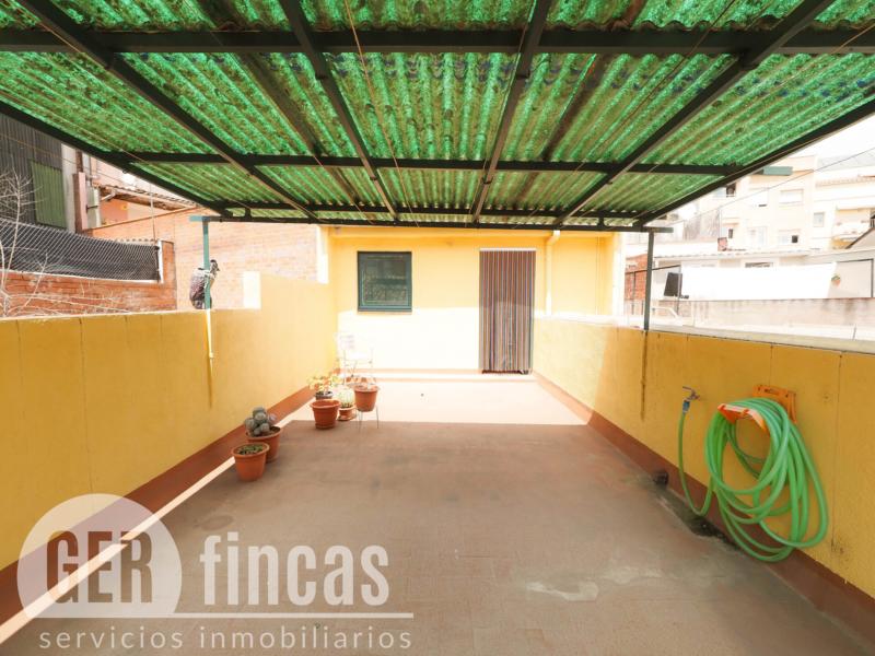 Casa sin vecinos con terraza de 25 m² y garaje para dos coches en Ca n’Aurell · Terraza