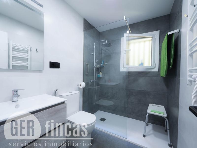 Casa sin vecinos con terraza de 25 m² y garaje para dos coches en Ca n’Aurell · Baño
