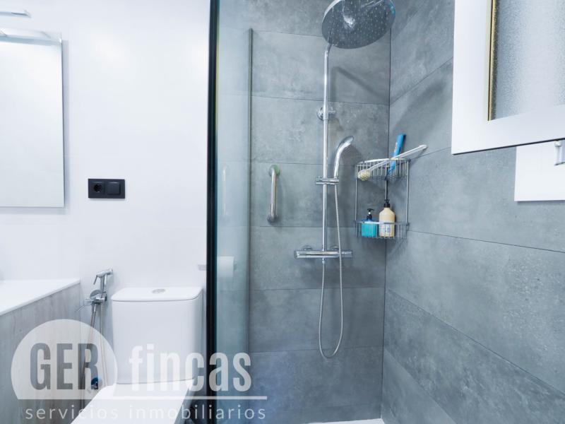 Casa sin vecinos con terraza de 25 m² y garaje para dos coches en Ca n’Aurell · Baño