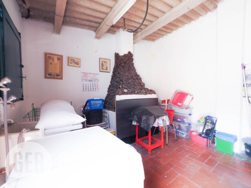 Casa sin vecinos con terraza de 25 m² y garaje para dos coches en Ca n’Aurell · Buhardilla