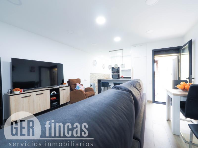 Casa sin vecinos con terraza de 25 m² y garaje para dos coches en Ca n’Aurell · Salón