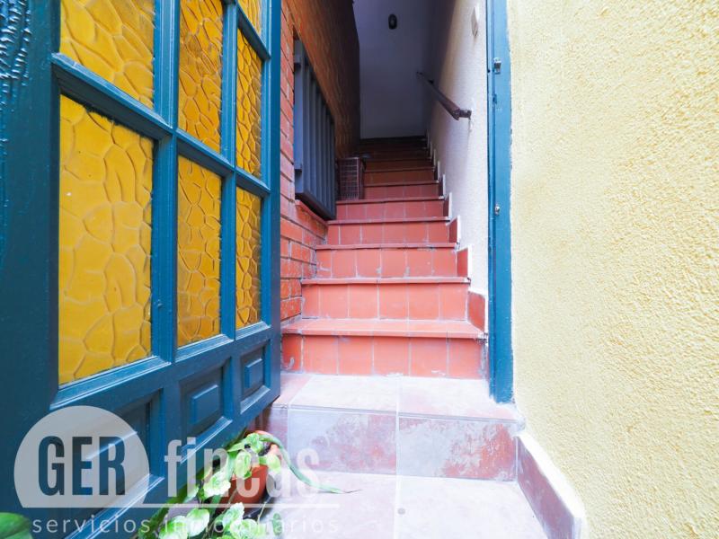 Casa sin vecinos con terraza de 25 m² y garaje para dos coches en Ca n’Aurell · Escalera