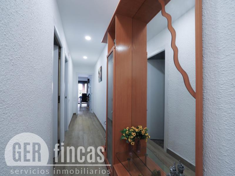 Casa sin vecinos con terraza de 25 m² y garaje para dos coches en Ca n’Aurell · Pasillo