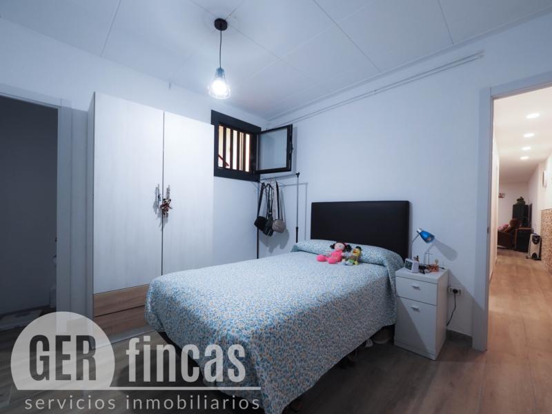Casa sin vecinos con terraza de 25 m² y garaje para dos coches en Ca n’Aurell · Dormitorio