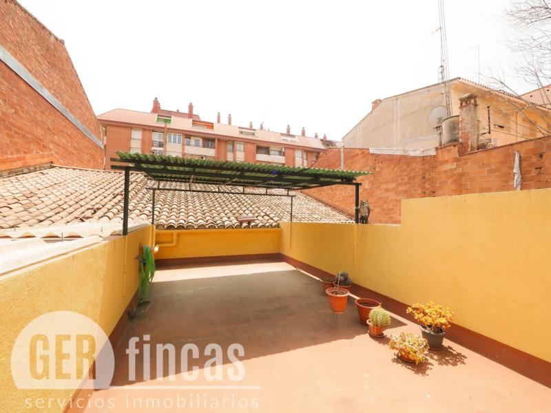 Casa sin vecinos con terraza de 25 m² y garaje para dos coches en Ca n’Aurell · Terraza