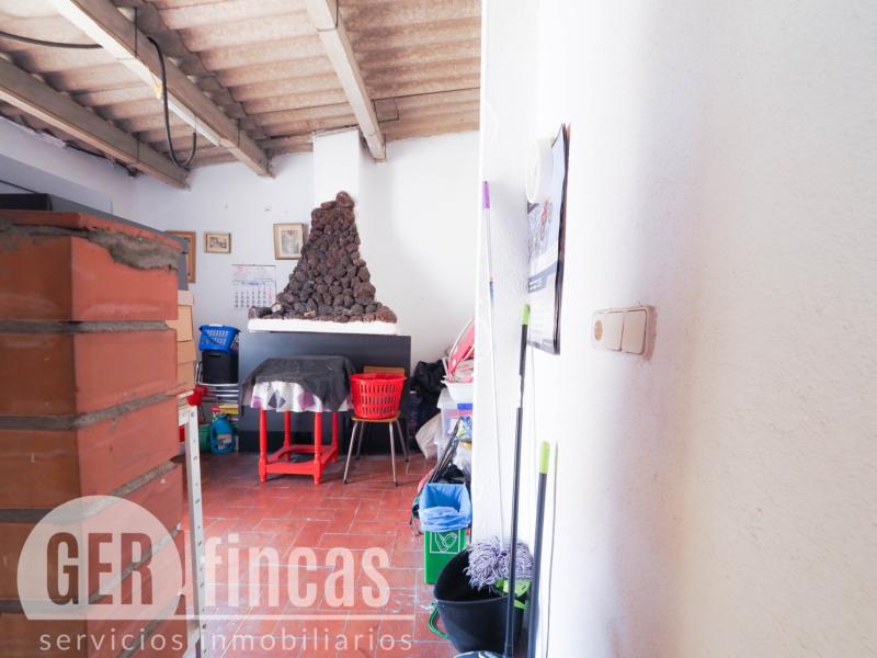 Casa sin vecinos con terraza de 25 m² y garaje para dos coches en Ca n’Aurell · Buhardilla