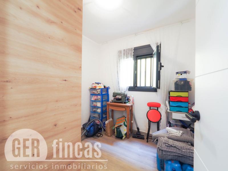 Casa sin vecinos con terraza de 25 m² y garaje para dos coches en Ca n’Aurell · Dormitorio