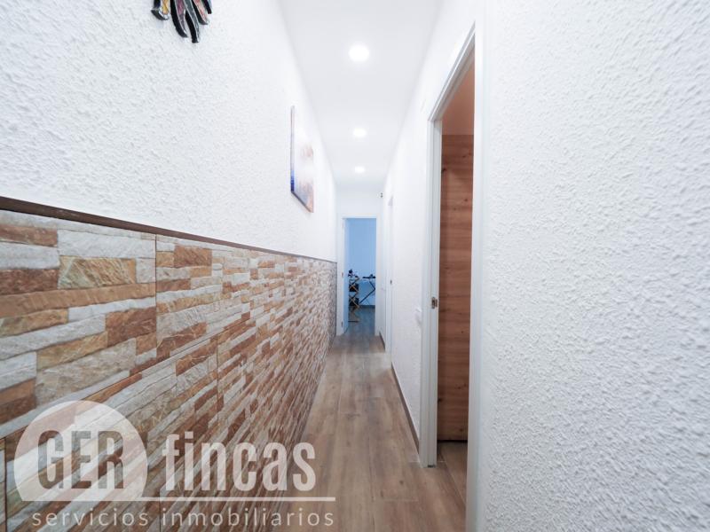 Casa sin vecinos con terraza de 25 m² y garaje para dos coches en Ca n’Aurell · Pasillo