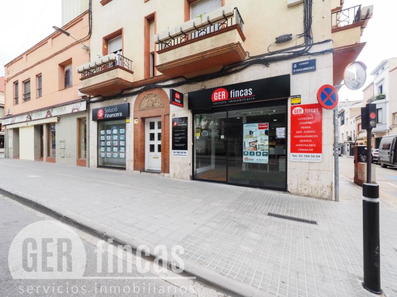 Casa sin vecinos con terraza de 25 m² y garaje para dos coches en Ca n’Aurell · Fachada