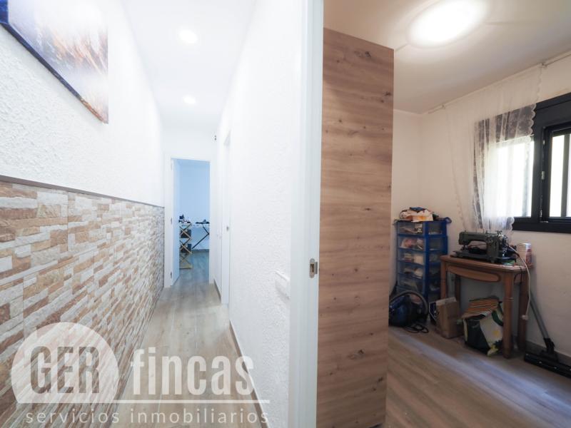 Casa sin vecinos con terraza de 25 m² y garaje para dos coches en Ca n’Aurell · Pasillo