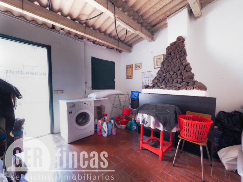 Casa sin vecinos con terraza de 25 m² y garaje para dos coches en Ca n’Aurell · Buhardilla