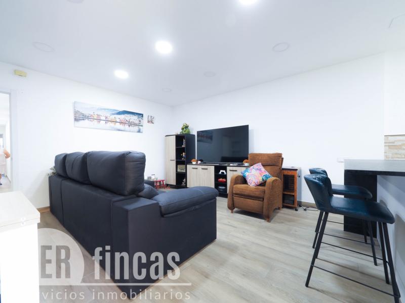 Casa sin vecinos con terraza de 25 m² y garaje para dos coches en Ca n’Aurell · Salón