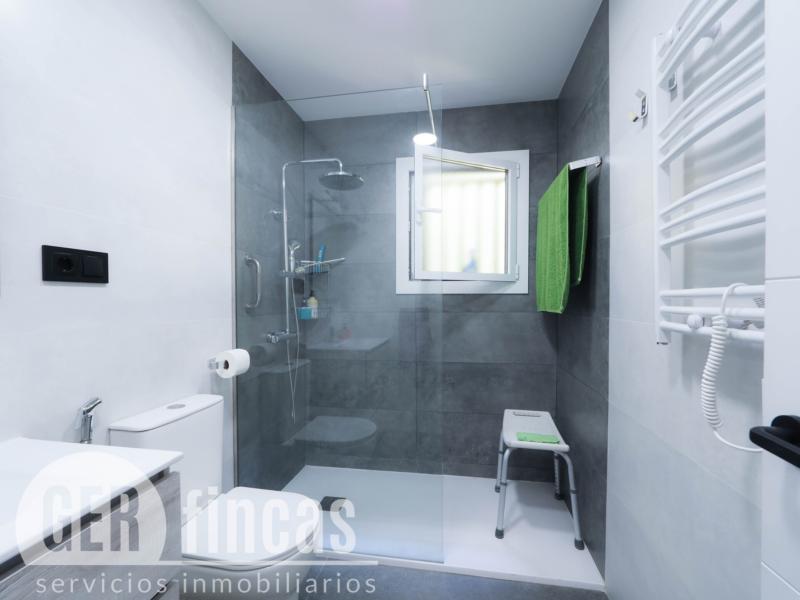 Casa sin vecinos con terraza de 25 m² y garaje para dos coches en Ca n’Aurell · Baño