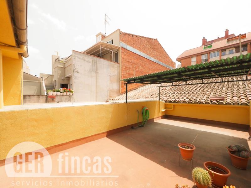 Casa sin vecinos con terraza de 25 m² y garaje para dos coches en Ca n’Aurell · Terraza