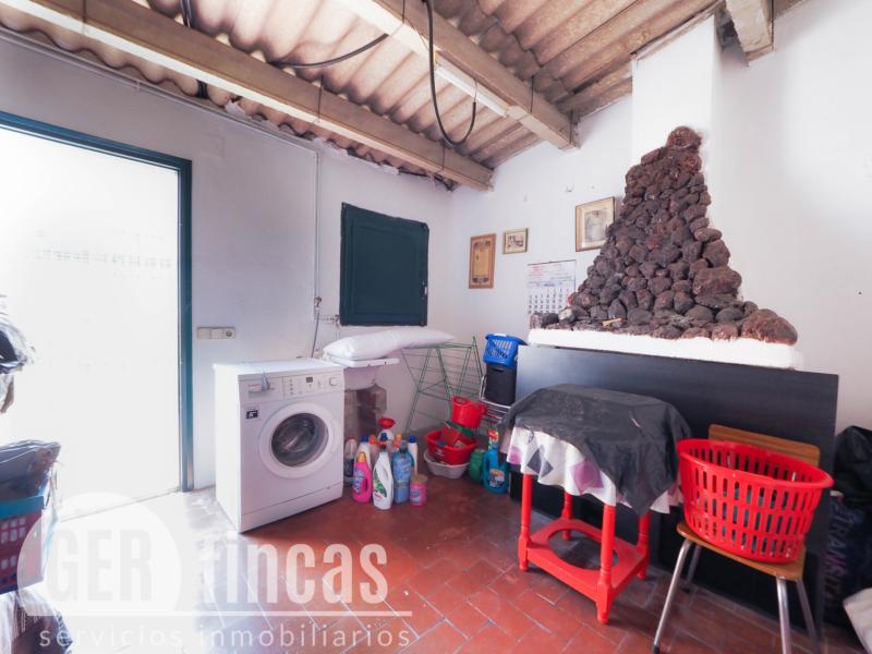 Casa sin vecinos con terraza de 25 m² y garaje para dos coches en Ca n’Aurell · Buhardilla