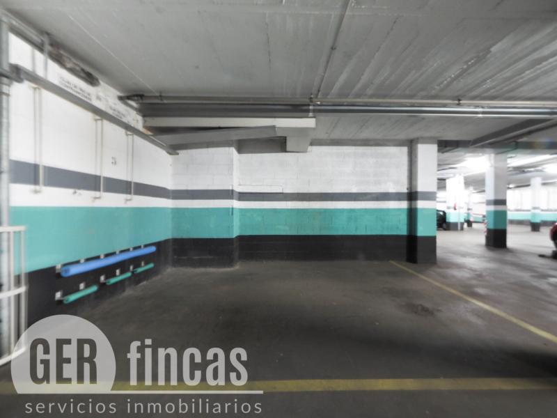Plaza de parking amplia para coche grande en Can Roca · Garaje/Parking