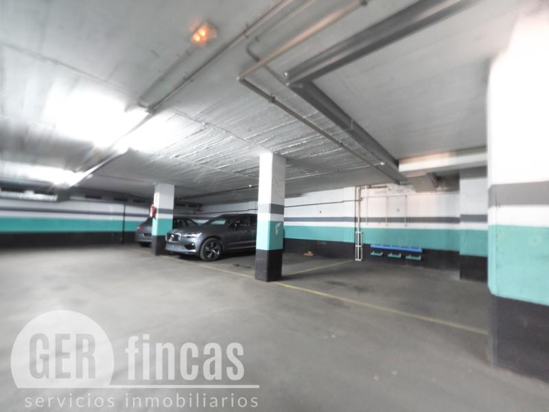 Plaza de parking amplia para coche grande en Can Roca · Garaje/Parking