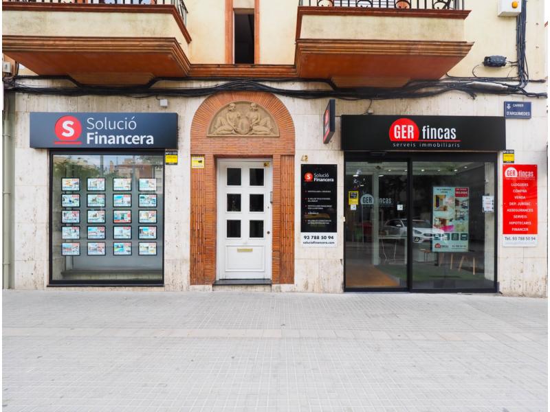 Plaza de parking amplia para coche grande en Can Roca · Fachada