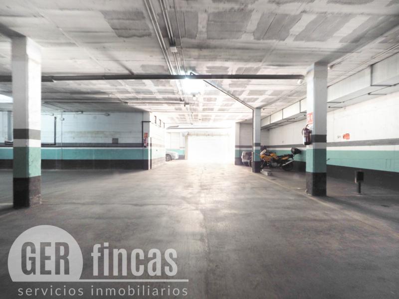 Plaza de parking amplia para coche grande en Can Roca · Garaje/Parking