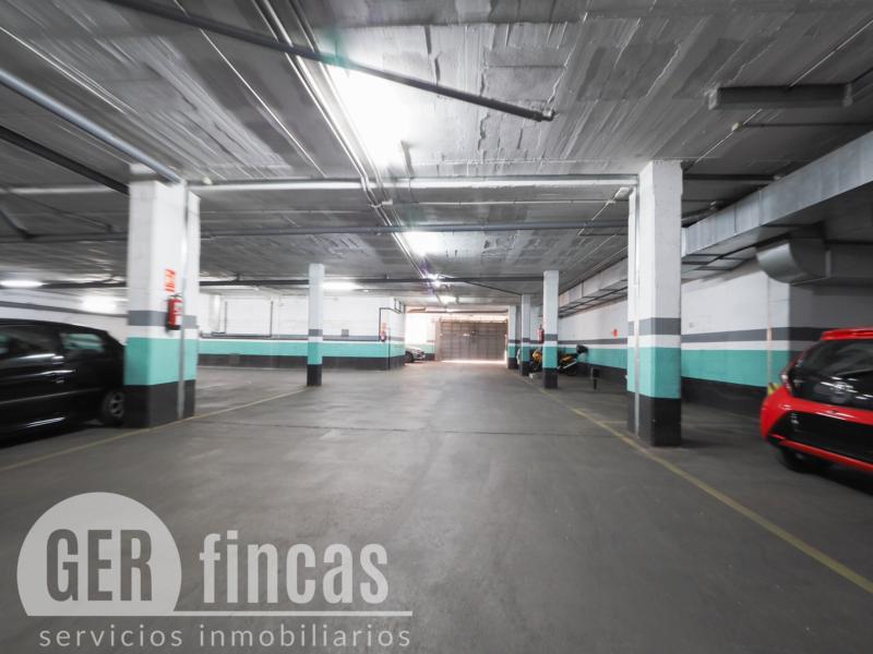 Plaza de parking amplia para coche grande en Can Roca · Garaje/Parking