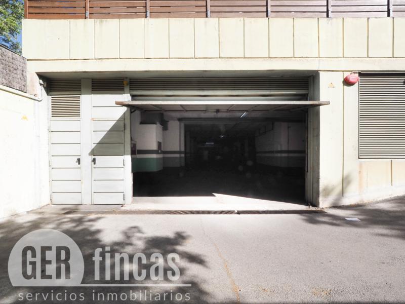 Plaza de parking amplia para coche grande en Can Roca · Entrada/Salida