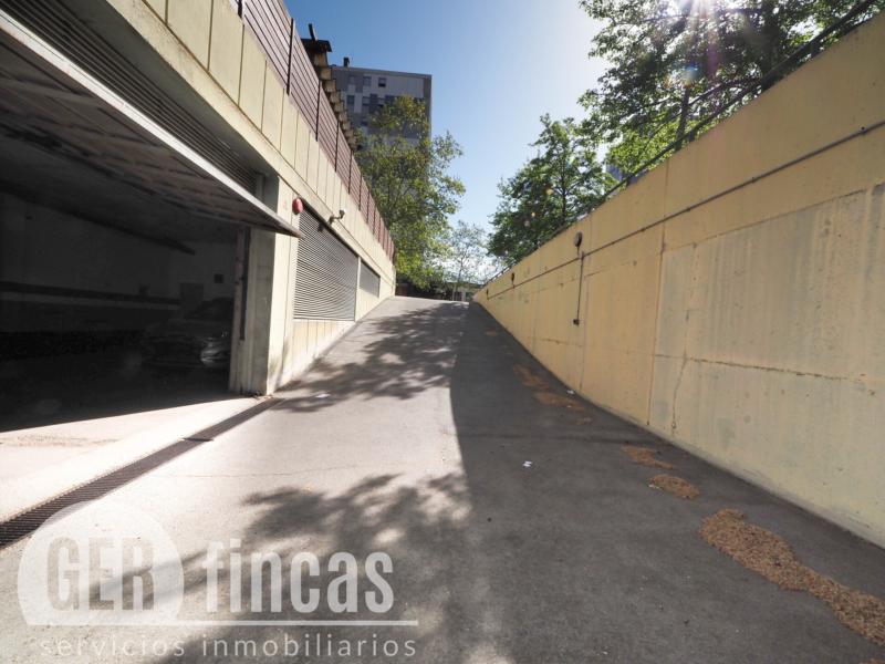 Plaza de parking amplia para coche grande en Can Roca · Entrada/Salida
