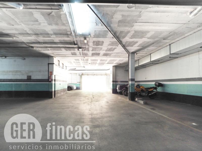 Plaza de parking amplia para coche grande en Can Roca · Garaje/Parking