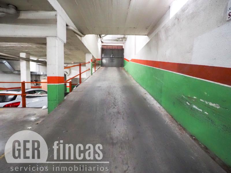 Plaza de parking para coche mediano junto al parque de Vallparadís · Garaje/Parking