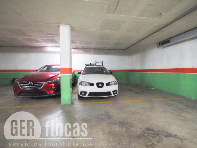 Plaza de parking para coche mediano junto al parque de Vallparadís · Garaje/Parking