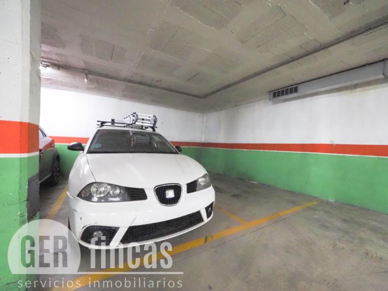 Plaza de parking para coche mediano junto al parque de Vallparadís · Garaje/Parking