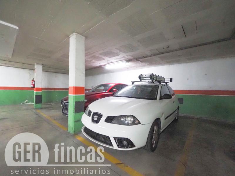 Plaza de parking para coche mediano junto al parque de Vallparadís · Garaje/Parking