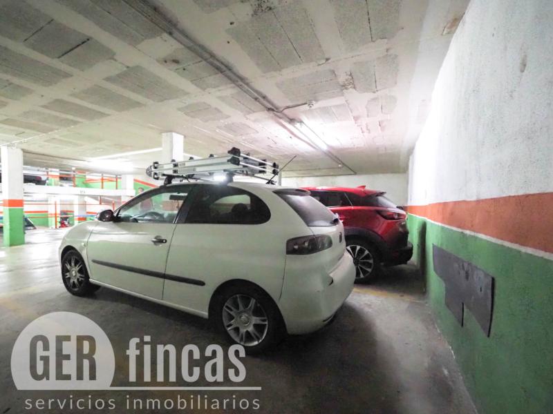 Plaza de parking para coche mediano junto al parque de Vallparadís · Garaje/Parking