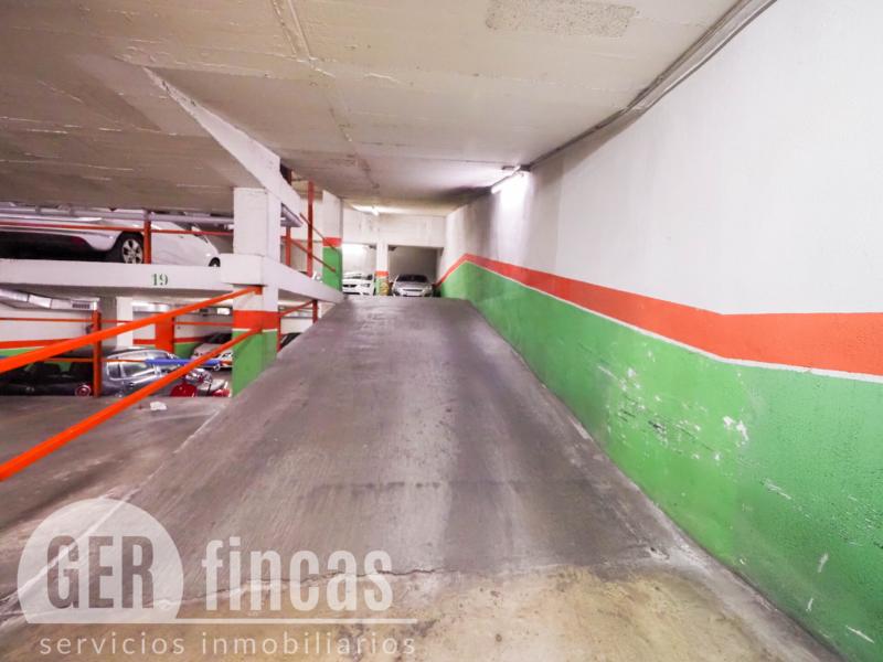 Plaza de parking para coche mediano junto al parque de Vallparadís · Garaje/Parking