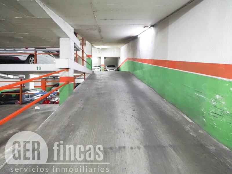 Plaza de parking para coche mediano junto al parque de Vallparadís · Garaje/Parking
