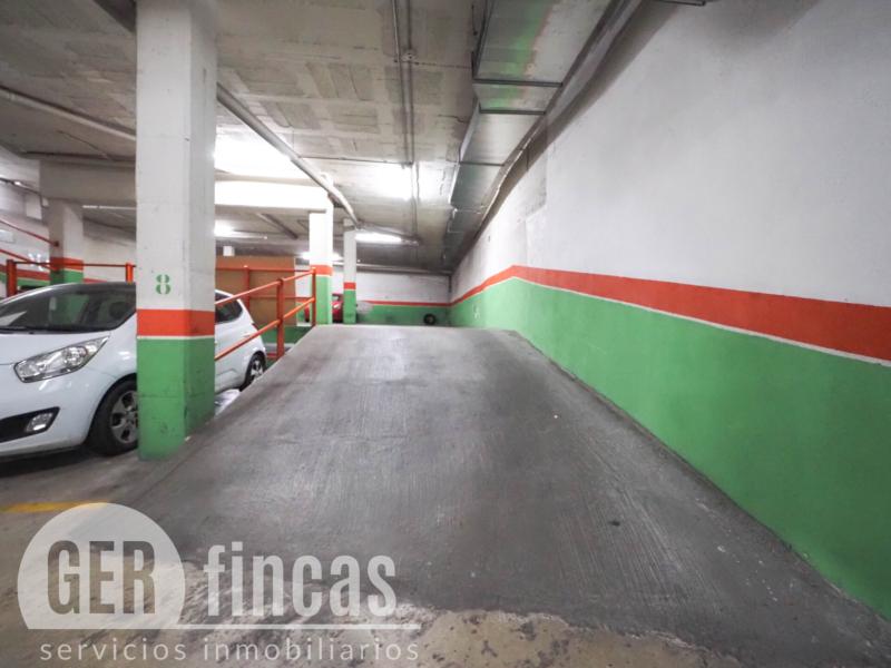 Plaza de parking para coche mediano junto al parque de Vallparadís · Garaje/Parking