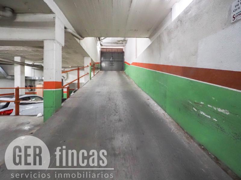 Plaza de parking para coche mediano junto al parque de Vallparadís · Garaje/Parking