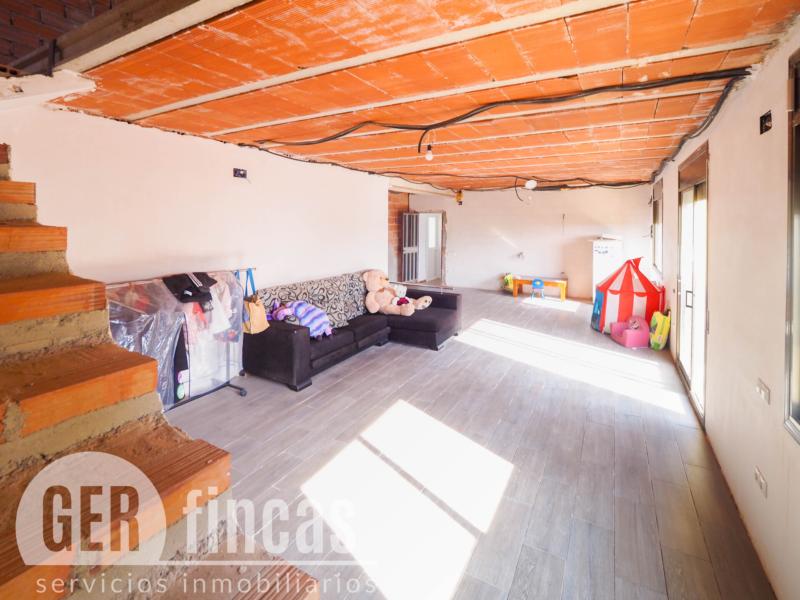Casa de cuatro vientos con jardín y planta superior diáfana · Salón