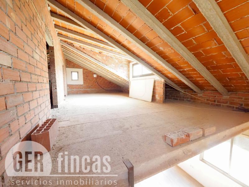 Casa de cuatro vientos con jardín y planta superior diáfana · Buhardilla