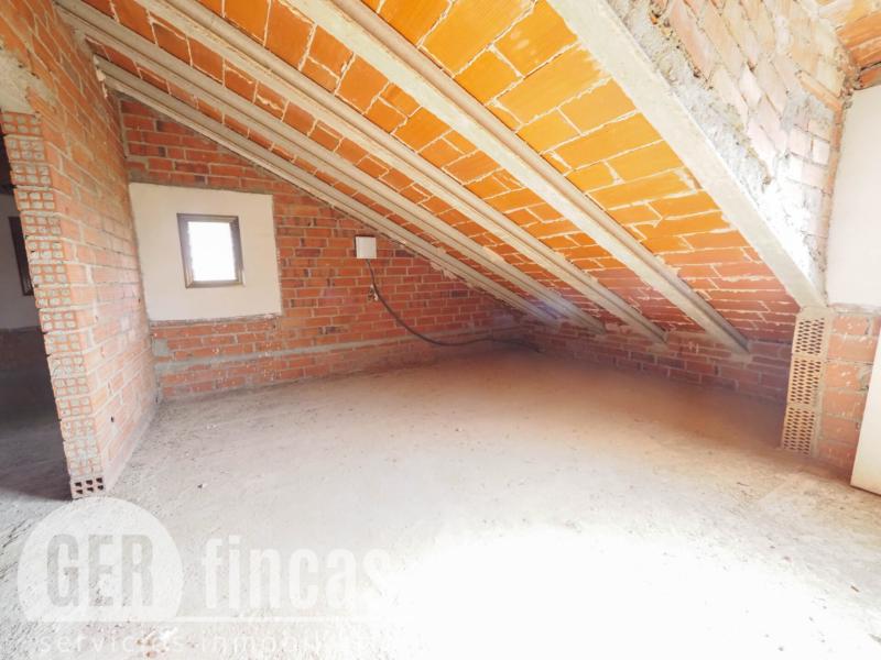 Casa de cuatro vientos con jardín y planta superior diáfana · Buhardilla