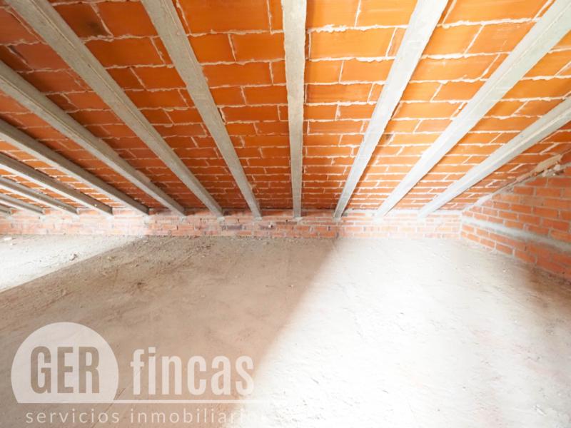 Casa de cuatro vientos con jardín y planta superior diáfana · Buhardilla