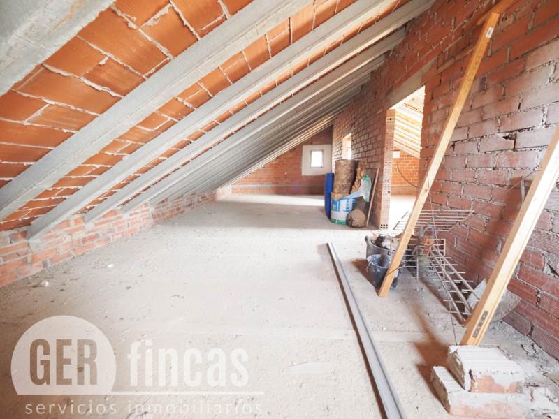 Casa de cuatro vientos con jardín y planta superior diáfana · Buhardilla