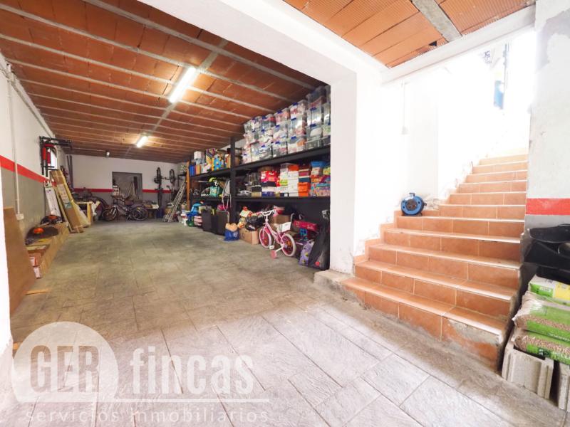 Casa de cuatro vientos con jardín y planta superior diáfana · Garaje/Parking