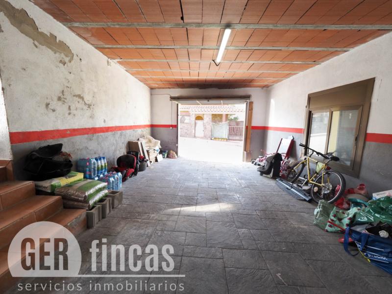 Casa de cuatro vientos con jardín y planta superior diáfana · Garaje/Parking