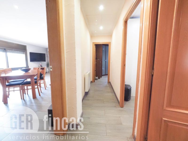 Casa de cuatro vientos con jardín y planta superior diáfana · Pasillo