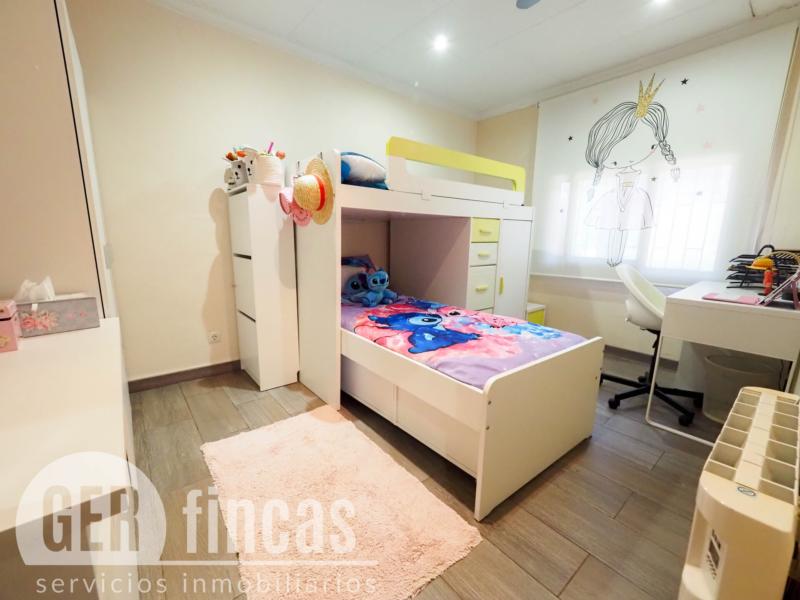 Casa de cuatro vientos con jardín y planta superior diáfana · Dormitorio