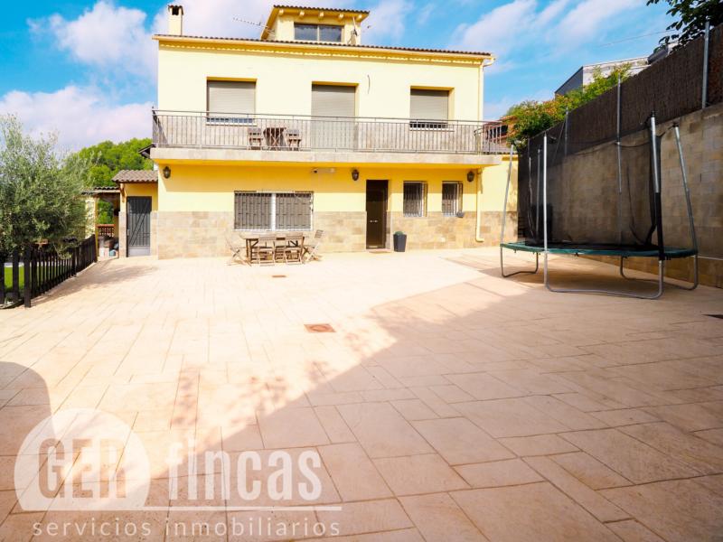 Casa de cuatro vientos con jardín y planta superior diáfana · Patio