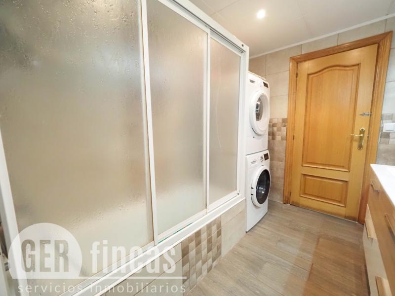 Casa de cuatro vientos con jardín y planta superior diáfana · Baño