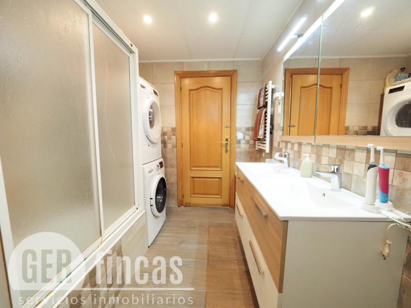 Casa de cuatro vientos con jardín y planta superior diáfana · Baño