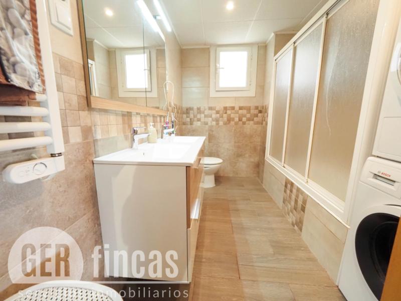 Casa de cuatro vientos con jardín y planta superior diáfana · Baño